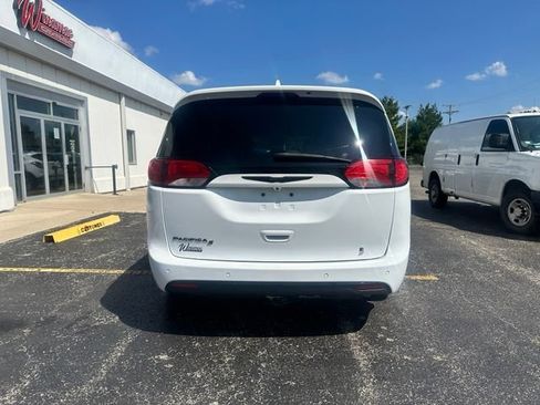 Used 2018 Chrysler Pacifica Touring-L w/ Advanced Safetytec Group FWD image 4