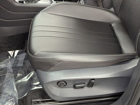 Used 2024 Volkswagen Tiguan SE R-Line image 21