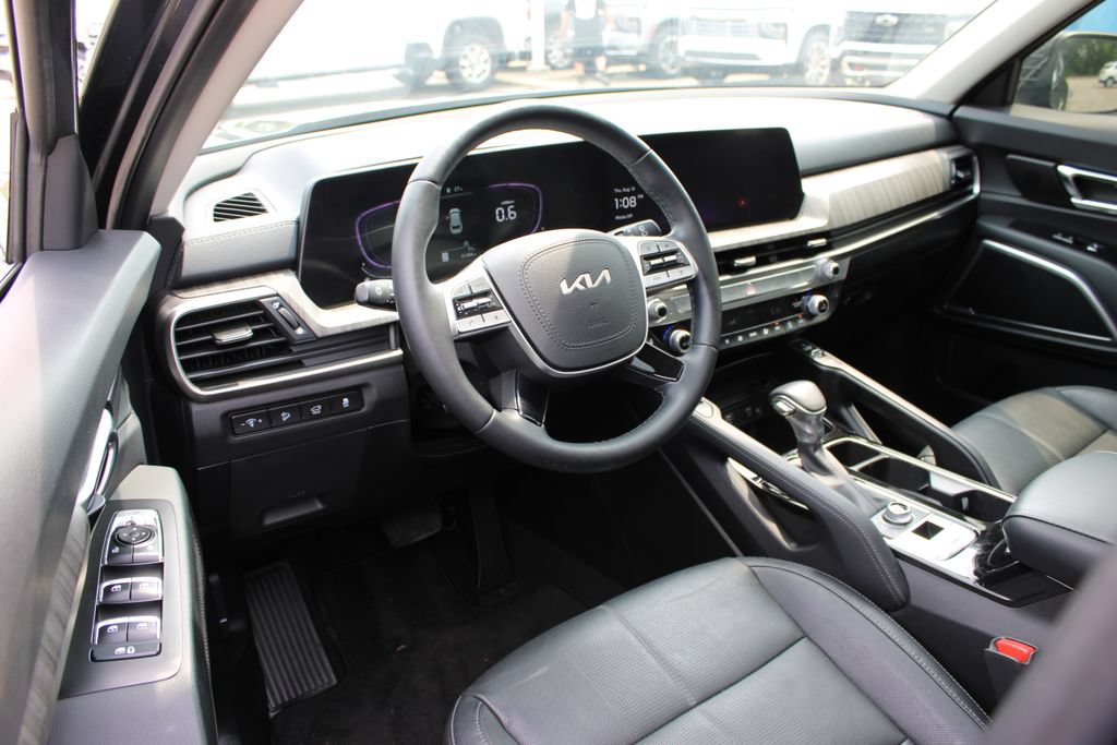 Used 2024 Kia Telluride EX w/ EX Captain's Chair Package AWD/4WD image 12