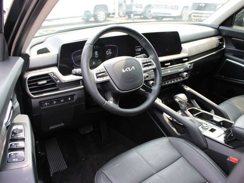 Used 2024 Kia Telluride EX w/ EX Captain's Chair Package AWD/4WD image 12