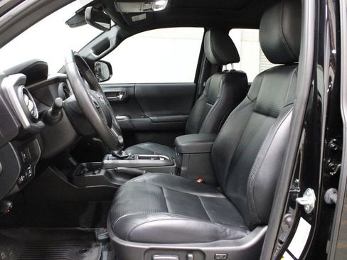 Used 2021 Toyota Tacoma TRD Sport w/ TRD Premium Sport Package AWD/4WD image 14
