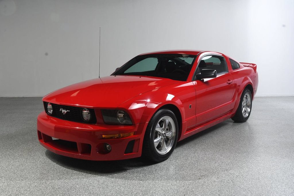 Used 2005 Ford Mustang GT RWD image 2