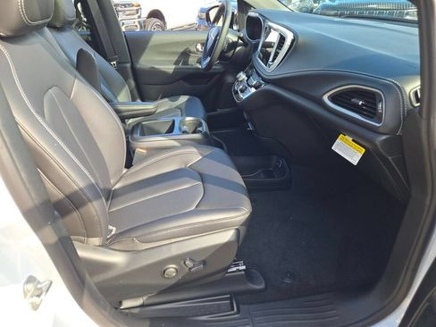 New 2026 Chrysler Pacifica Select FWD image 6