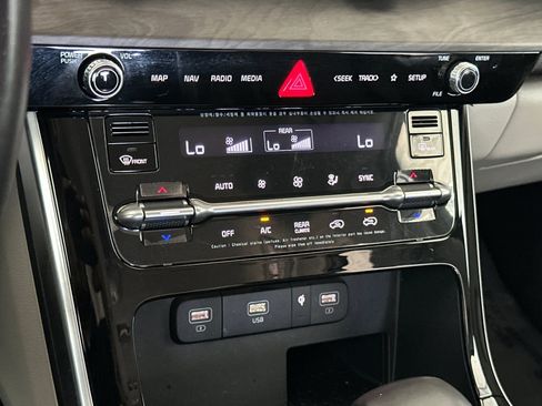 Used 2024 Kia Carnival EX FWD image 18