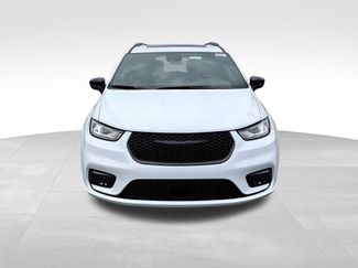 New 2026 Chrysler Pacifica Limited w/ Uconnect Theater Family Group video 2