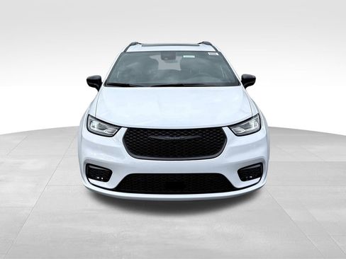 New 2026 Chrysler Pacifica Limited w/ Uconnect Theater Family Group image 2