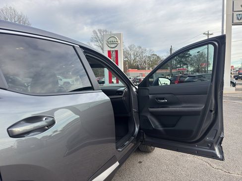 Used 2025 Nissan Kicks SV w/ Illumination Package image 19