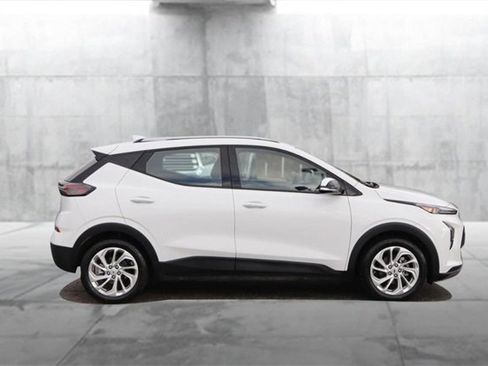 Used 2023 Chevrolet Bolt EUV LT w/ Comfort Package image 5