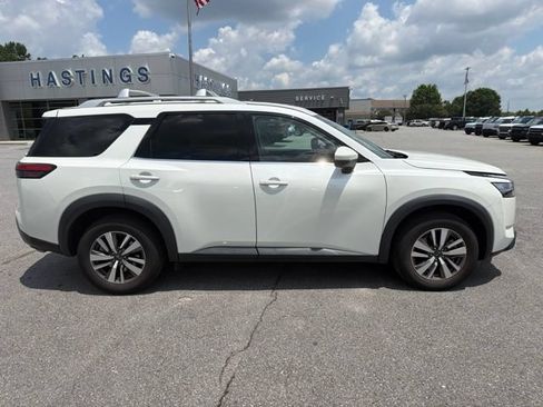 Used 2023 Nissan Pathfinder SL AWD/4WD image 7