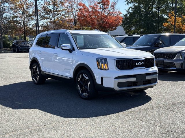 Used 2024 Kia Telluride EX w/ EX Captain's Chair Package AWD/4WD image 1
