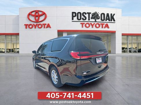 Used 2025 Chrysler Pacifica Select FWD image 5
