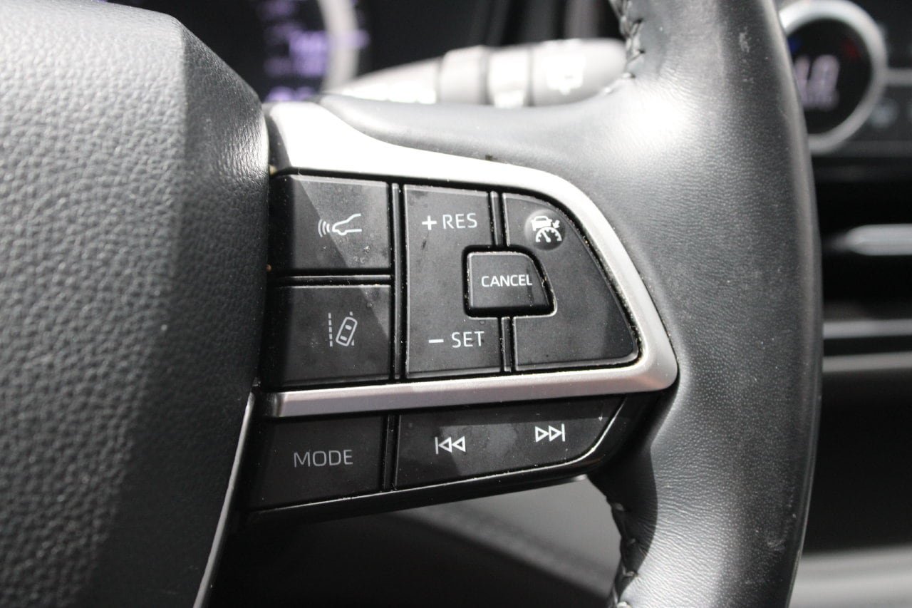Used 2024 Toyota Highlander LE AWD/4WD image 14