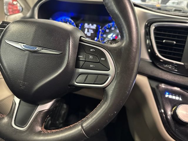Used 2020 Chrysler Pacifica Touring-L FWD image 27