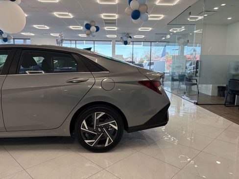 Used 2025 Hyundai Elantra SEL image 7