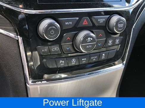 Used 2022 Jeep Grand Cherokee Limited w/ Technology Group AWD/4WD image 12