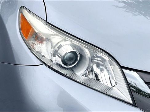 Used 2011 Toyota Sienna XLE FWD image 29