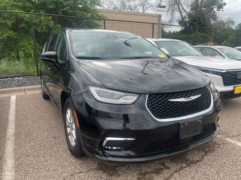 Used 2024 Chrysler Pacifica Touring-L FWD image 2