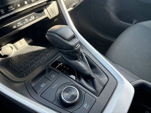 Used 2025 Toyota RAV4 LE image 40