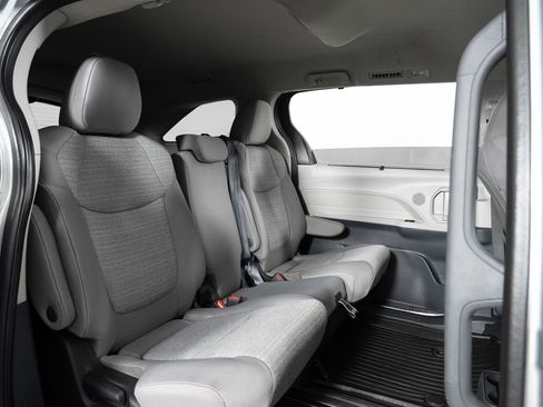 Used 2022 Toyota Sienna LE image 24