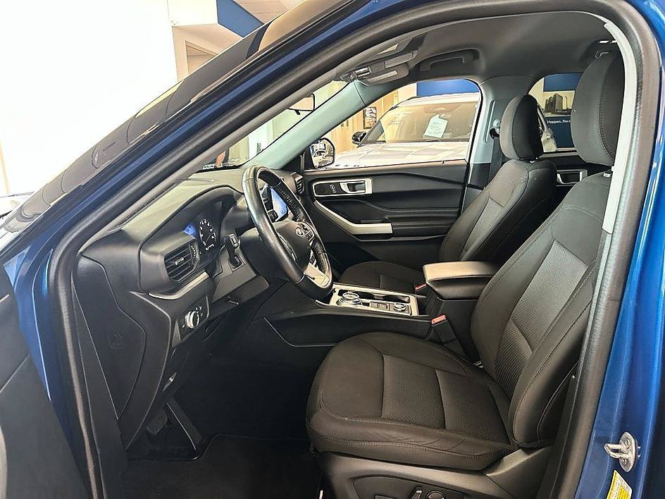 Used 2022 Ford Explorer XLT AWD/4WD image 9
