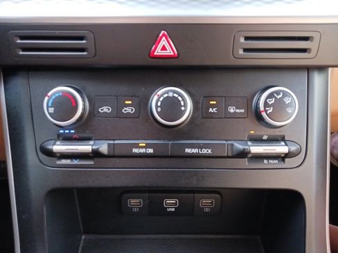 Certified 2024 Kia Carnival LX image 22