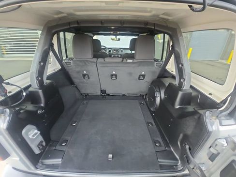 Used 2022 Jeep Wrangler Unlimited Sahara image 16