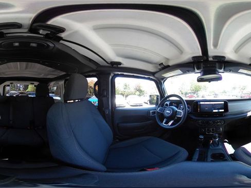 Used 2025 Jeep Wrangler Unlimited Sahara AWD/4WD image 42