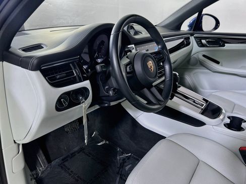 Used 2025 Porsche Macan w/ Premium Package Plus AWD/4WD image 9