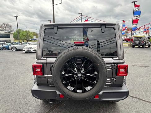 Used 2025 Jeep Wrangler Sahara image 5