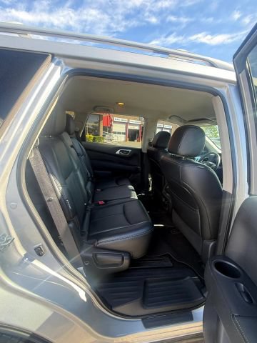 Used 2018 Nissan Pathfinder FWD image 12