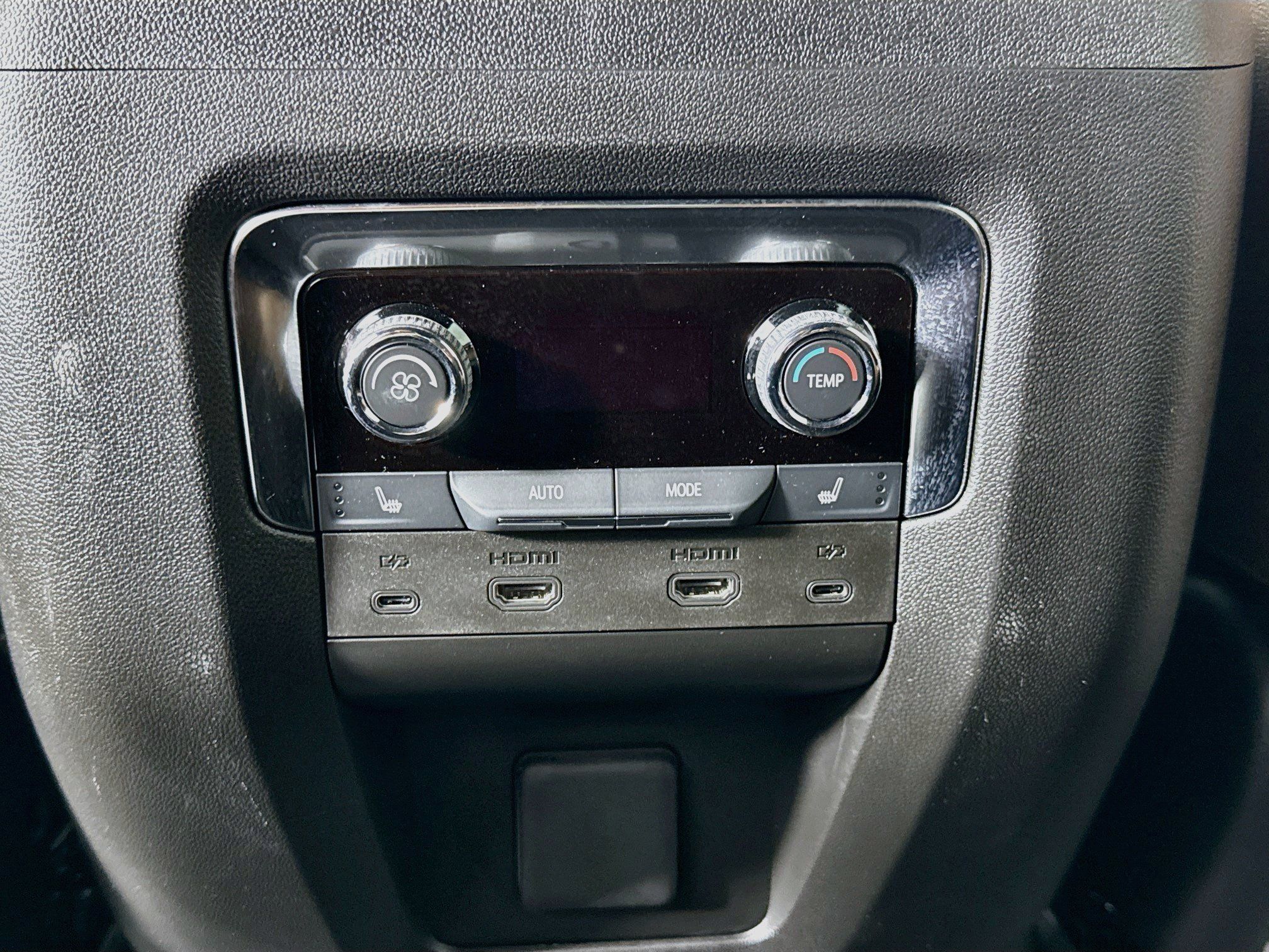 Used 2025 Chevrolet Suburban High Country AWD/4WD image 28