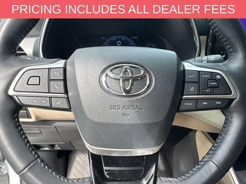 Used 2024 Toyota Highlander Platinum FWD image 9