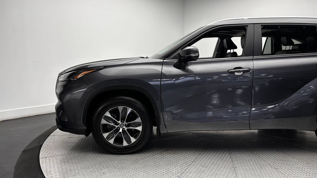 Used 2024 Toyota Highlander XLE AWD/4WD image 5