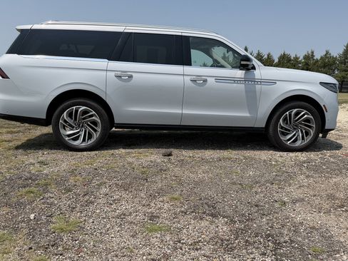 Used 2025 Lincoln Navigator L Reserve AWD/4WD image 2