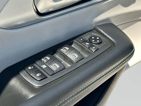 Used 2020 Chrysler Pacifica Limited w/ Advanced Safetytec Group FWD image 14