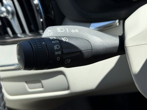 Certified 2023 Volvo XC60 B5 Ultimate w/ Protection Package Premier image 27