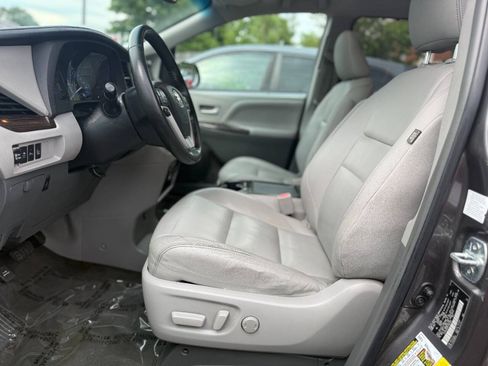 Used 2015 Toyota Sienna XLE w/ XLE Navigation Package FWD image 11