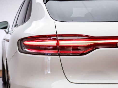 Certified 2025 Porsche Macan AWD/4WD image 8