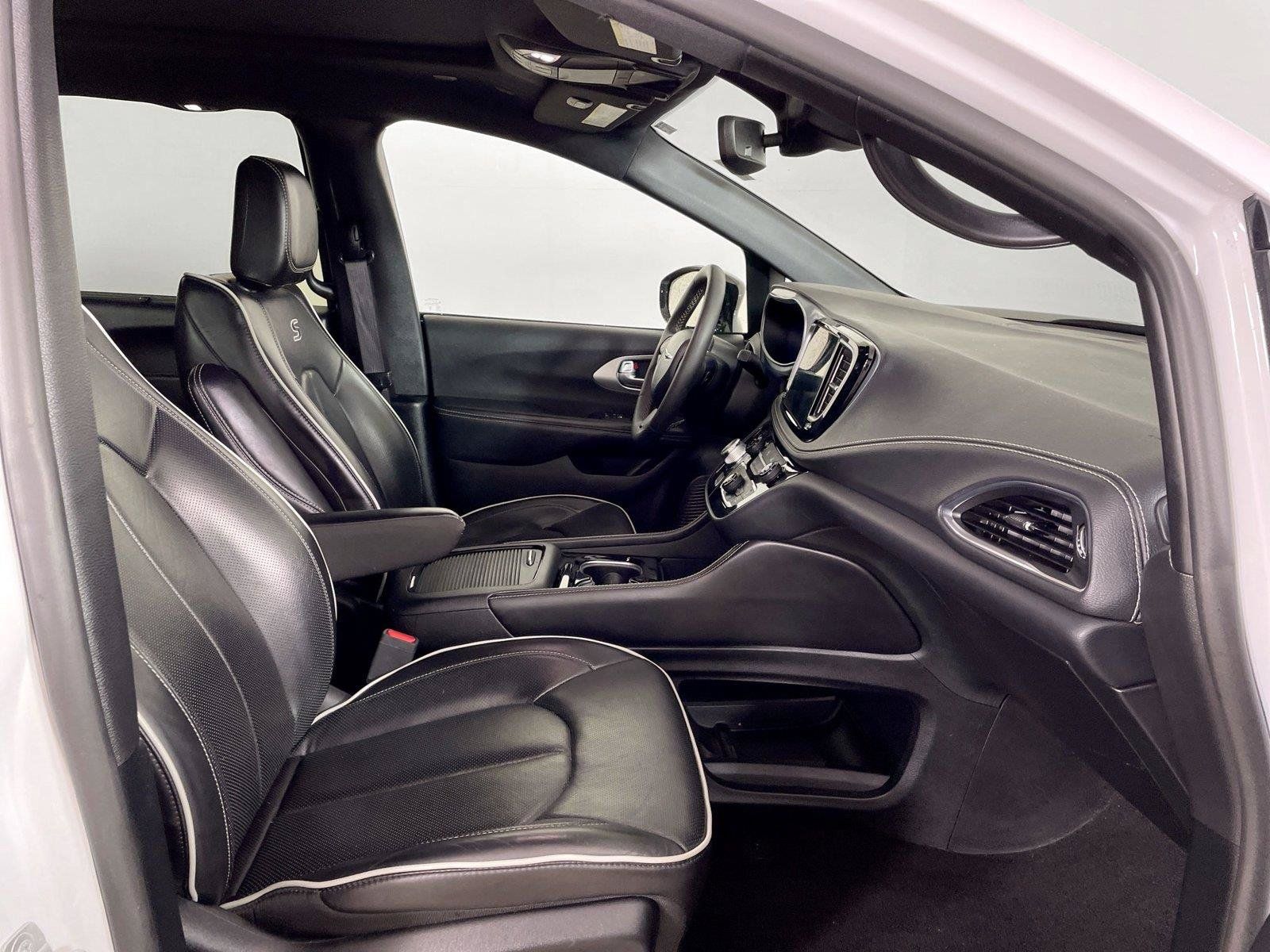 Used 2025 Chrysler Pacifica Limited FWD image 29