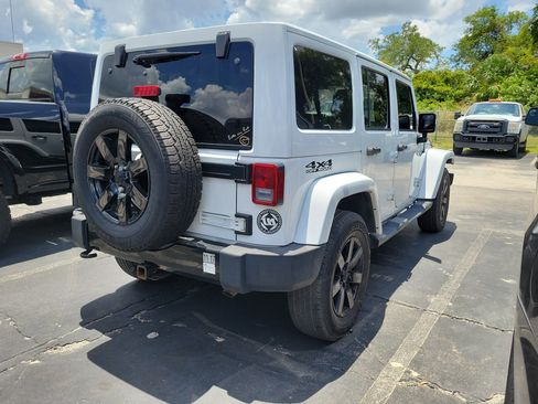 Used 2014 Jeep Wrangler Unlimited Sahara AWD/4WD image 4