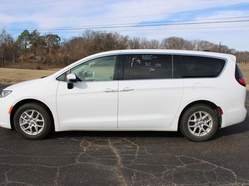 Used 2023 Chrysler Pacifica Touring-L image 6