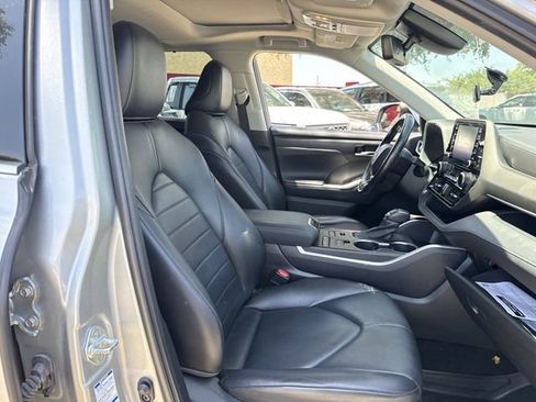 Used 2021 Toyota Highlander XLE AWD/4WD image 30
