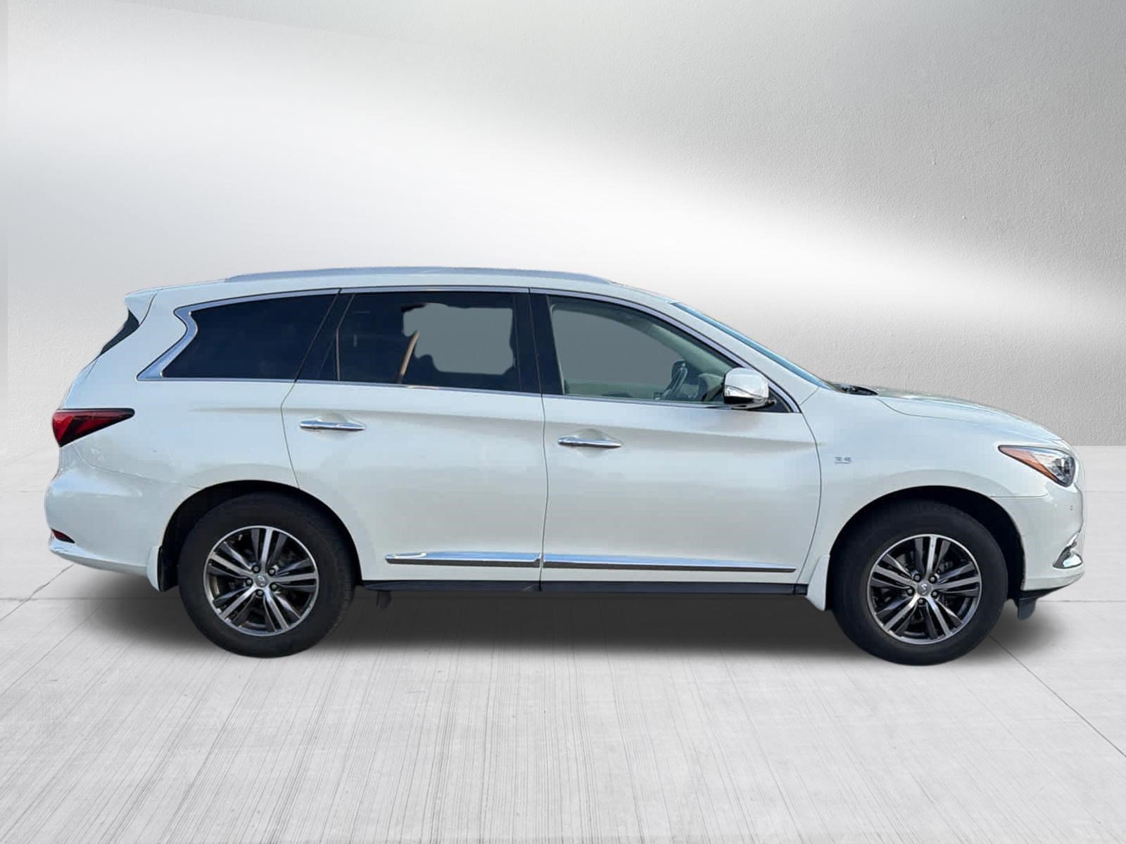 Used 2017 INFINITI QX60 Luxe w/ Premium Plus Package AWD/4WD image 3