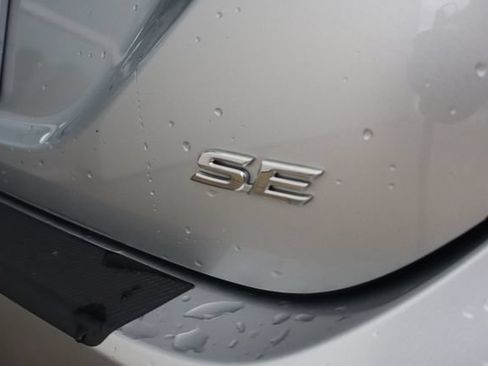Used 2018 Toyota Camry SE FWD image 9