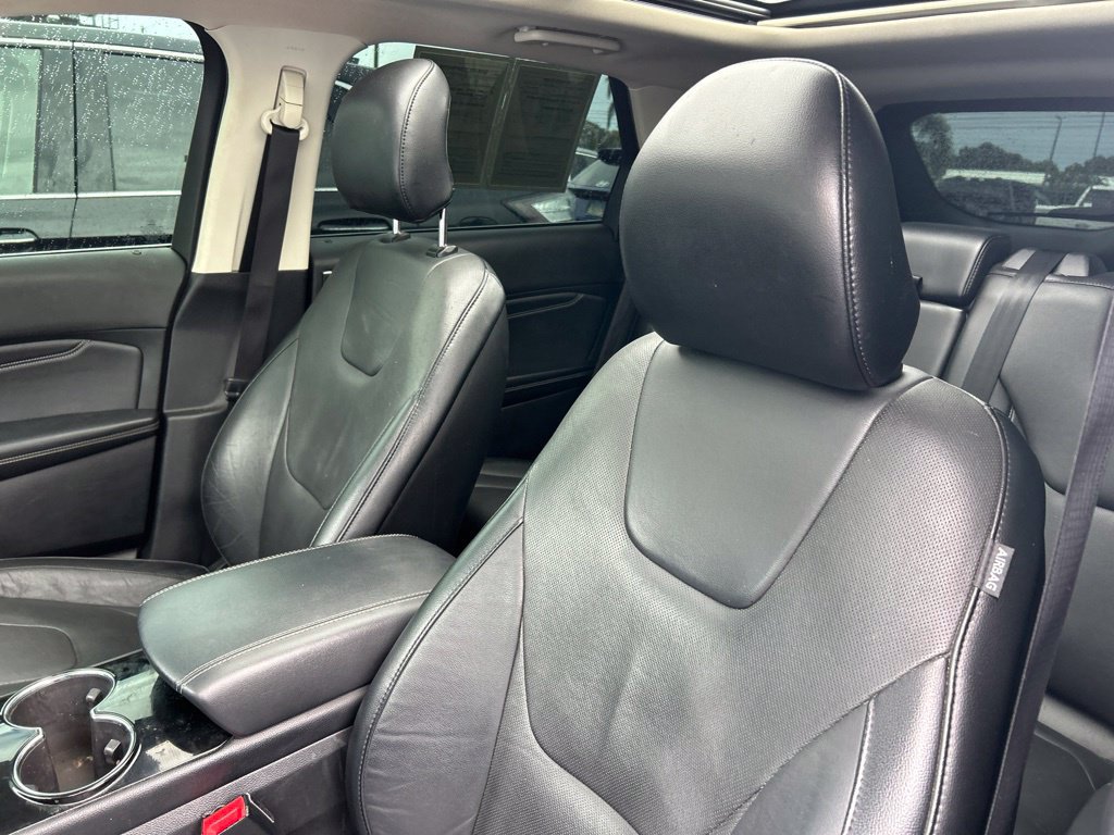 Used 2018 Ford Edge Titanium w/ Equipment Group 302A AWD/4WD image 18