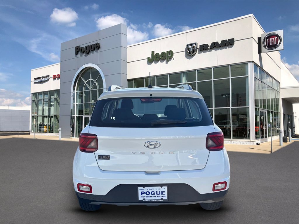 Used 2025 Hyundai Venue SEL FWD image 4