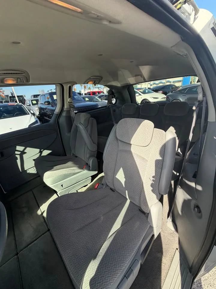 Used 2007 Chrysler Town & Country Touring FWD image 7