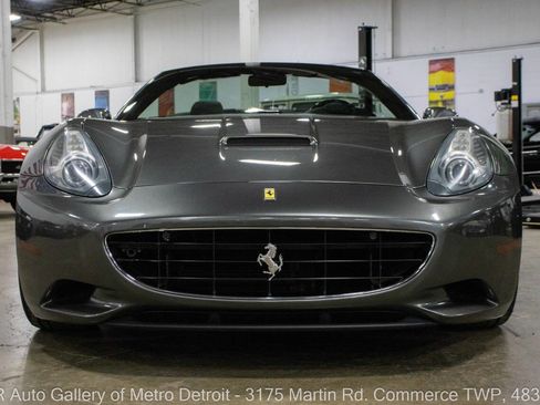Used 2010 Ferrari California RWD image 13