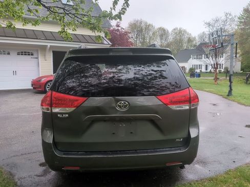 Used 2014 Toyota Sienna XLE FWD image 7