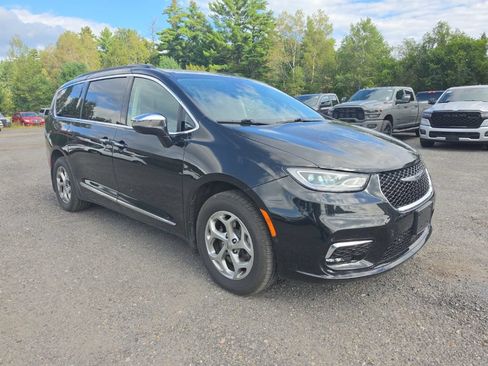 Used 2022 Chrysler Pacifica Limited AWD/4WD image 3